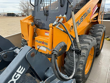 Skid steer loader with pressure-relieving hydraulic couplers